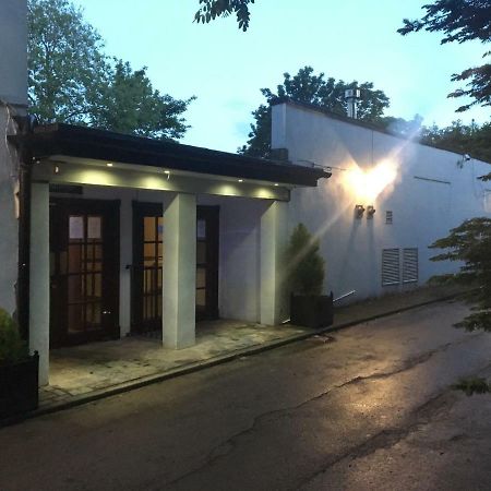 Cedar Tree Hotel ルージリー エクステリア 写真