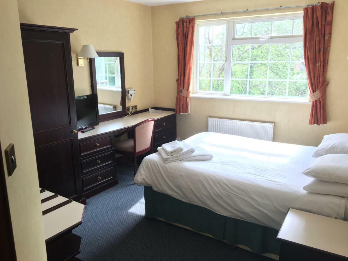 Cedar Tree Hotel ルージリー エクステリア 写真